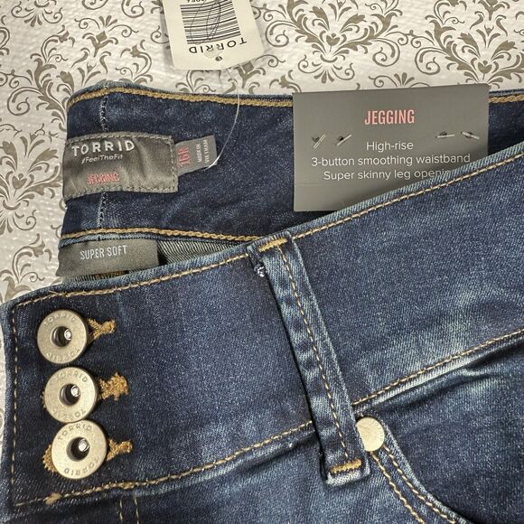 Torrid Jegging 16R Super Soft Distressed High‎ Rise Pants Jeans NWT - Picture 3 of 7